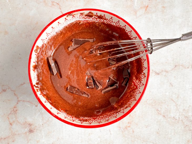 Na massa da tigela, os pedacinhos de chocolate adicionados.