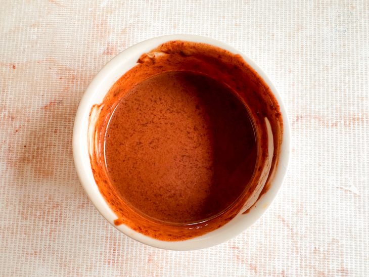 Numa tigela, o chocolate derretido.