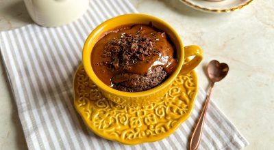Bolo de chocolate de caneca simples