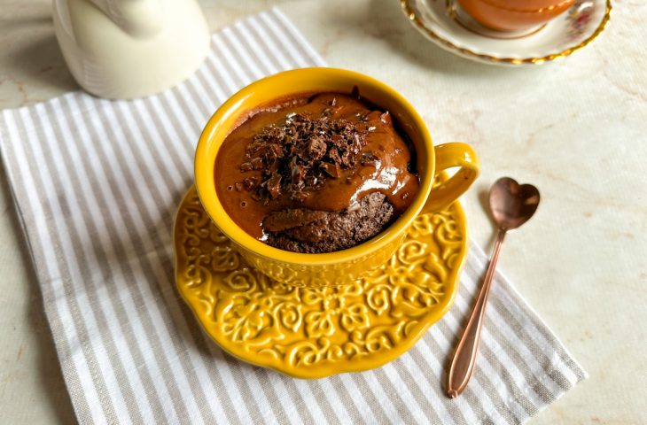 Bolo de chocolate de caneca simples