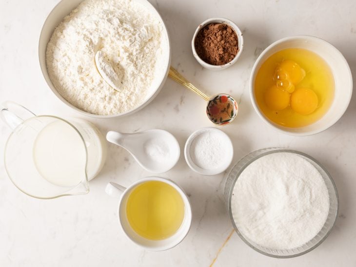 Uma bancada com os ingredientes.
