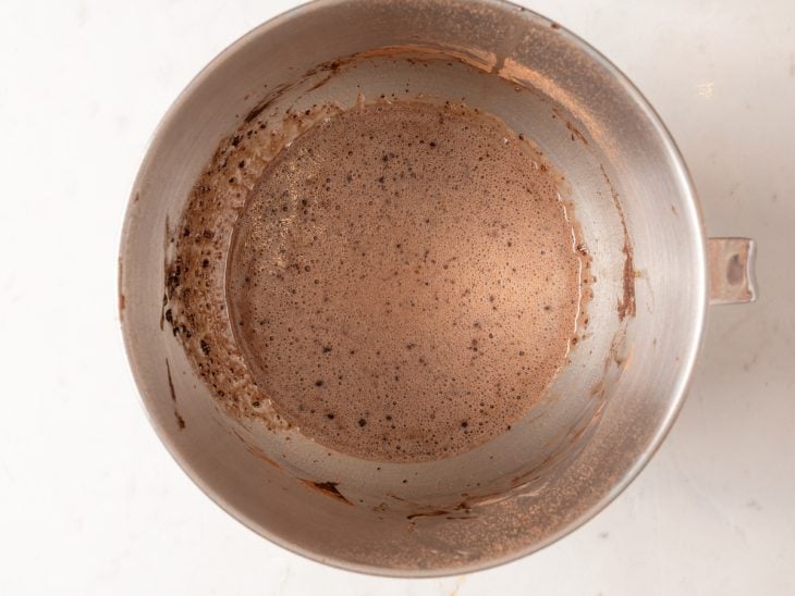 Uma tigela com a mistura da massa.