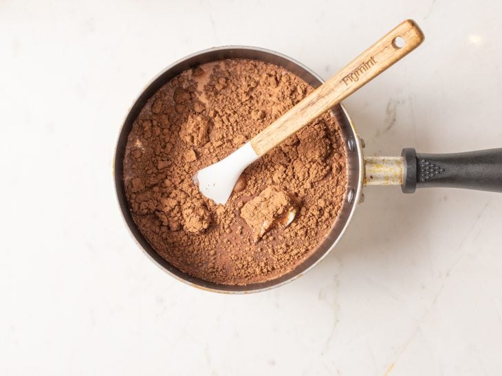 Uma panela com calda para o bolo.