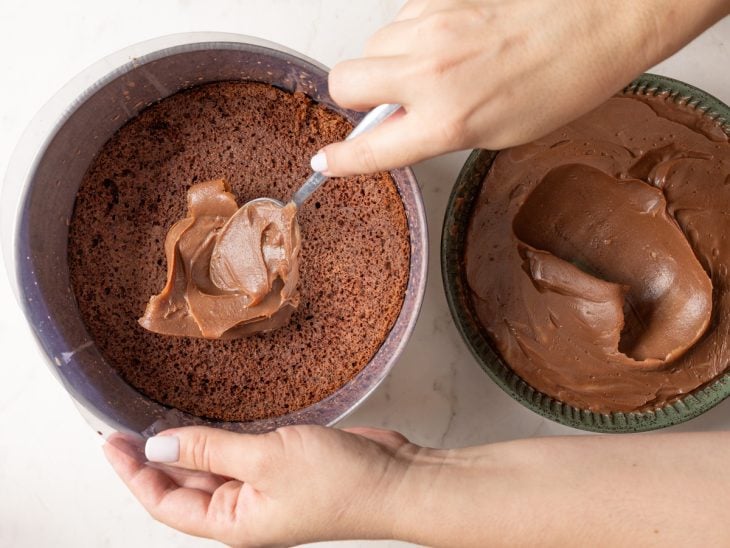 Uma forma com uma camada da massa e o recheio de chocolate meio amargo.