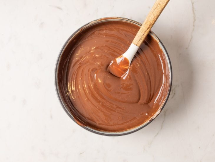Um recipiente com ganache.