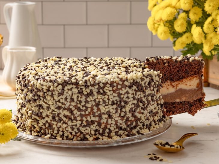 Um prato com bolo de chocolate dois amores.