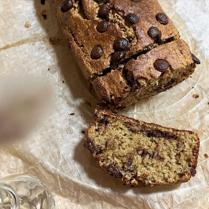Bolo de banana com chocolate e amêndoa