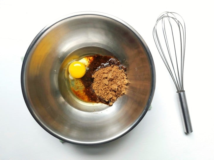 Ovo, açúcar e óleo em uma tigela.