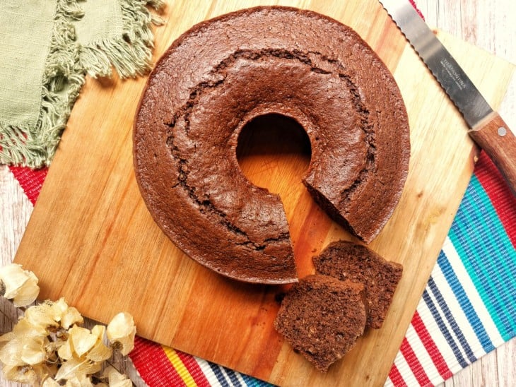 Bolo de chocolate fit na airfryer com dois pedaços cortados.