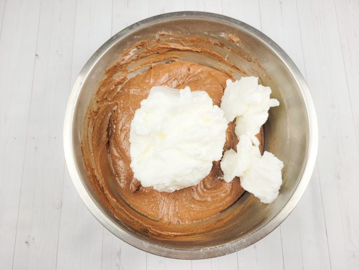Um recipiente contendo massa de chocolate e claras em neve.