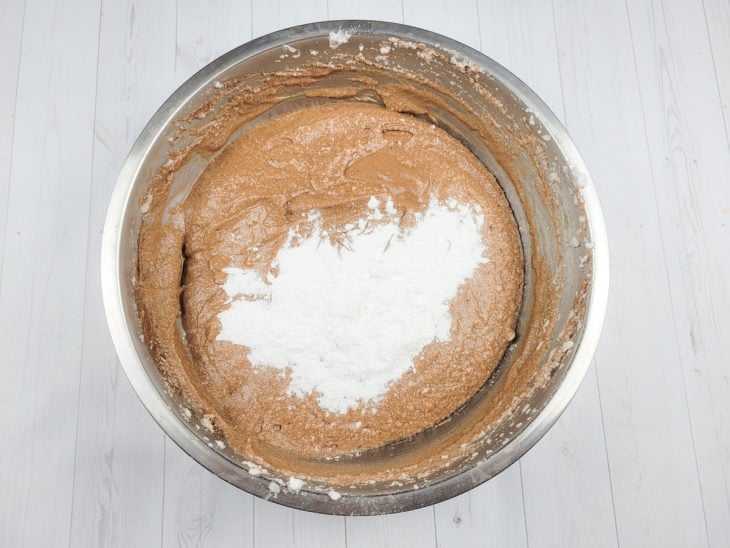 Um recipiente contendo massa de chocolate e fermento.