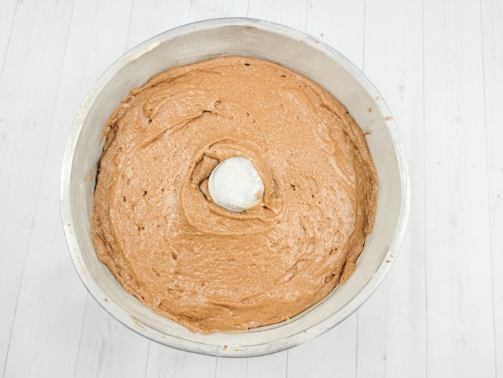 Uma forma contendo massa de bolo de chocolate.