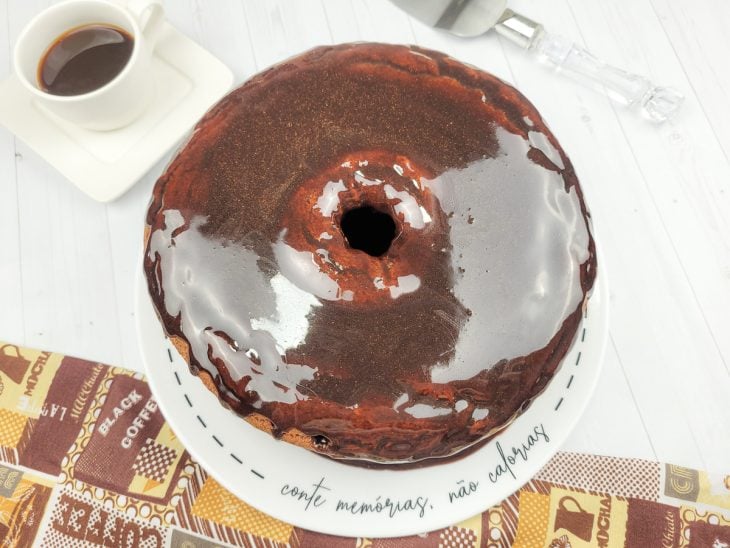 Um recipiente contendo bolo de chocolate fofinho.