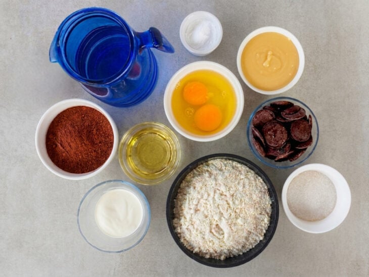 Ingredientes reunidos na bancada.