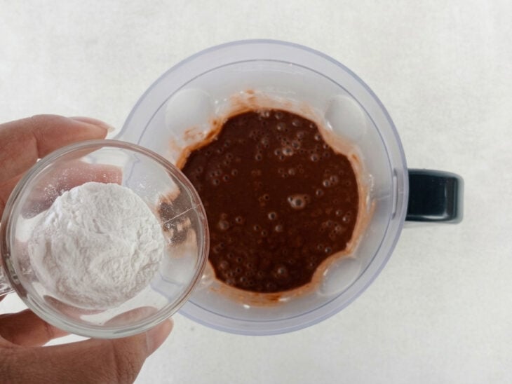 Fermento sendo adicionado à mistura no liquidificador.