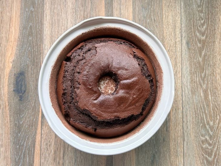 Bolo de chocolate fofinho rápido assado na forma.