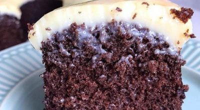 Bolo de chocolate invertido com doce de leite