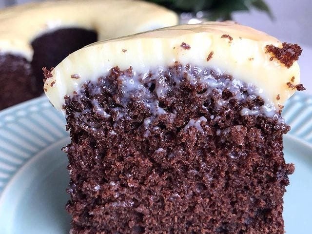 Bolo de chocolate invertido com doce de leite