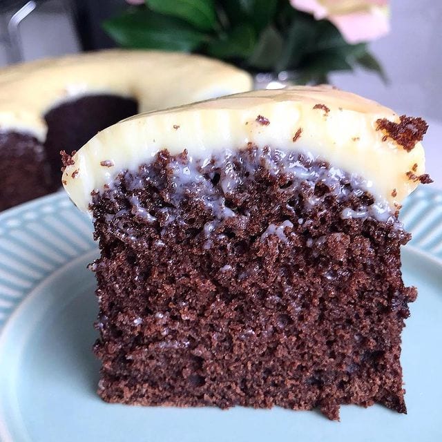 Bolo de chocolate invertido com doce de leite