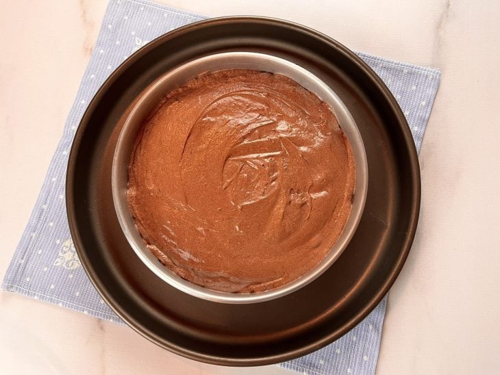 Uma forma contendo a massa crua do bolo de chocolate.