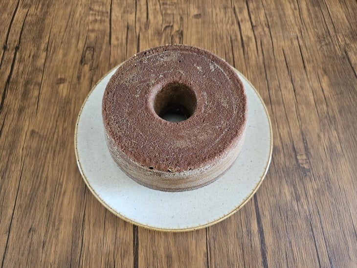 Um prato com bolo de chocolate.