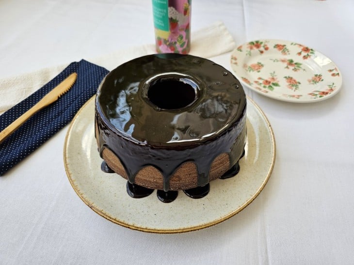 Um prato com bolo de chocolate.