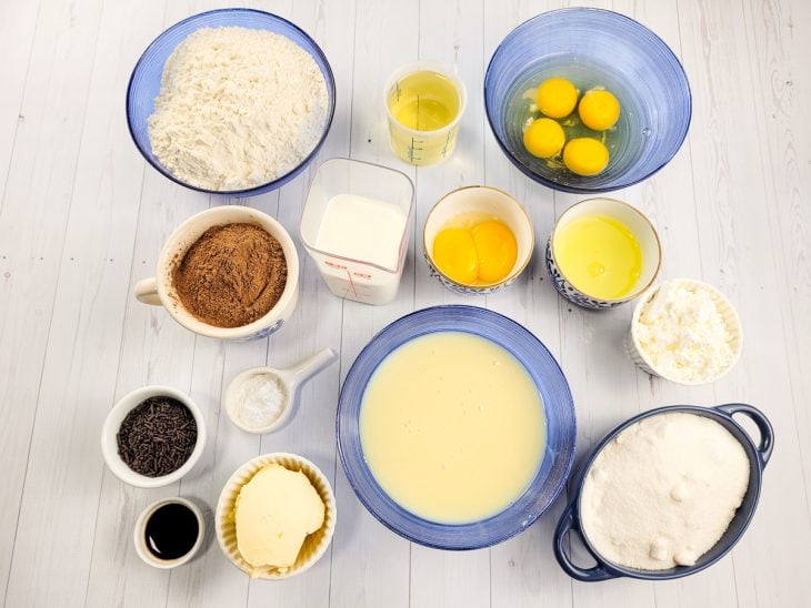 Ingredientes da massa e recheio do bolo de chocolate.