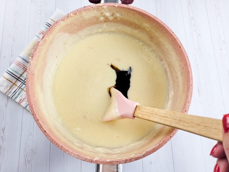 Essência de baunilha adicionada ao creme na panela.