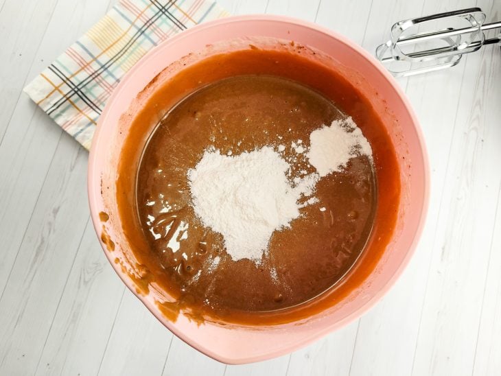 Fermento adicionado à massa de bolo de chocolate na tigela.