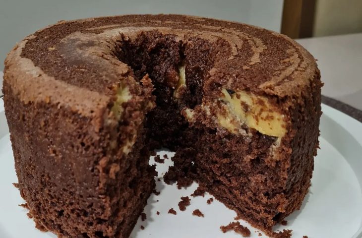 Bolo de chocolate que já sai recheado do forno