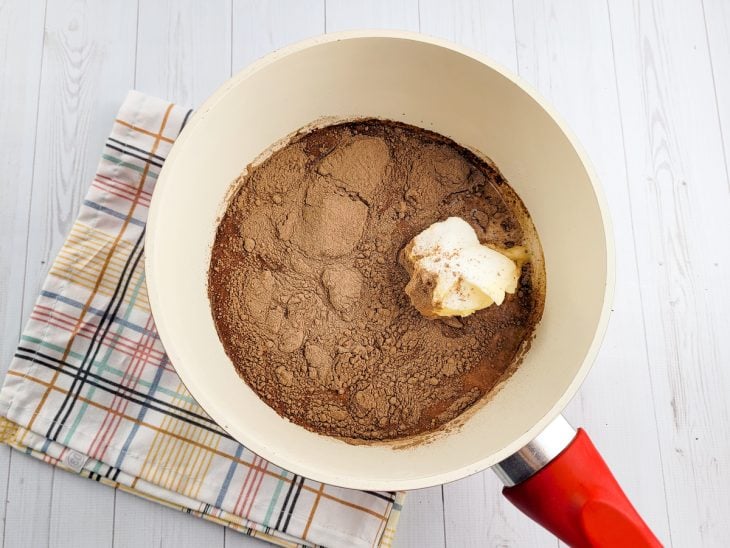Bolo de chocolate que já sai recheado do forno - Passo a Passo