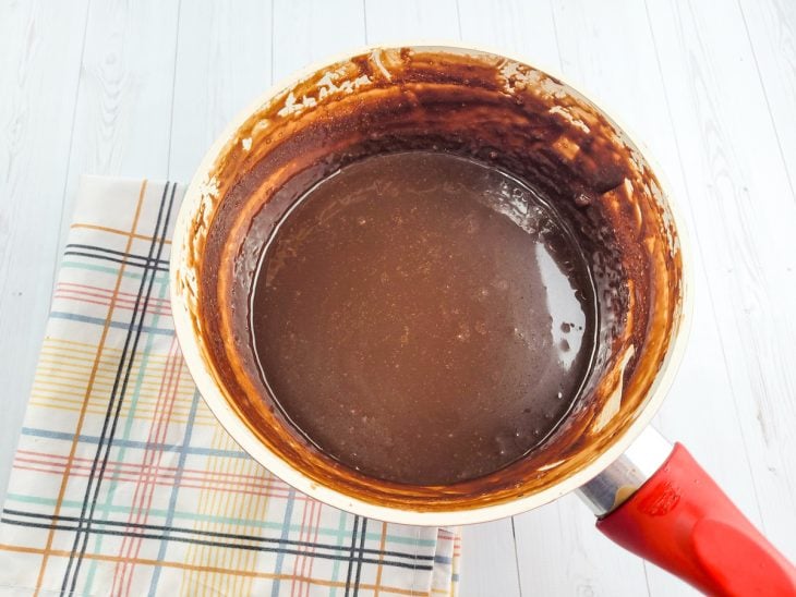 Bolo de chocolate que já sai recheado do forno - Passo a Passo