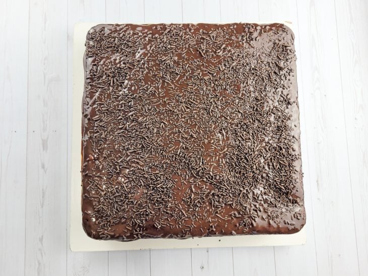 Bolo de chocolate que já sai recheado do forno - Passo a Passo