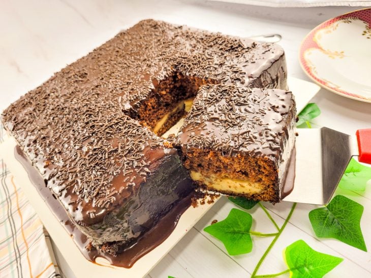 Bolo de chocolate que já sai recheado do forno - Passo a Passo