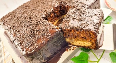 Bolo de chocolate que já sai recheado do forno