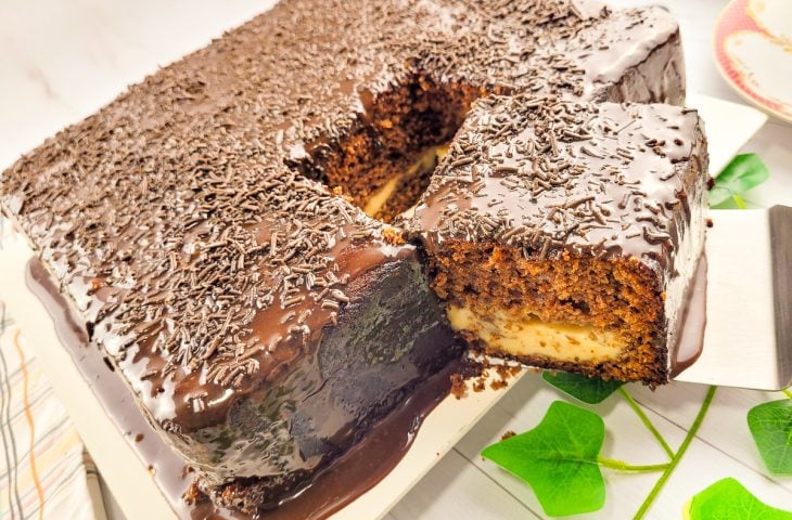 Bolo de chocolate que já sai recheado do forno