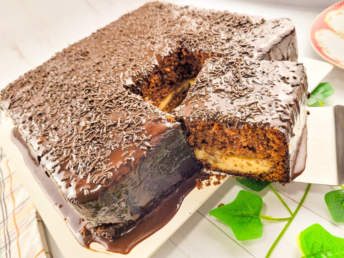 Bolo de chocolate que já sai recheado do forno