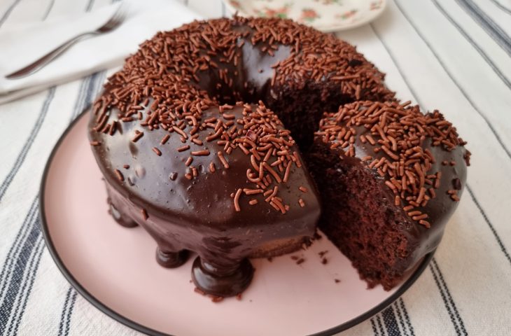 Bolo de chocolate fácil e molhadinho