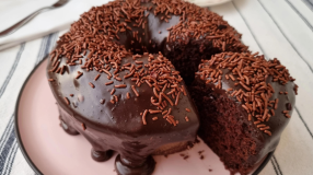 Bolo de chocolate fácil e molhadinho
