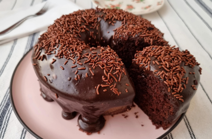 Bolo de chocolate fácil e molhadinho