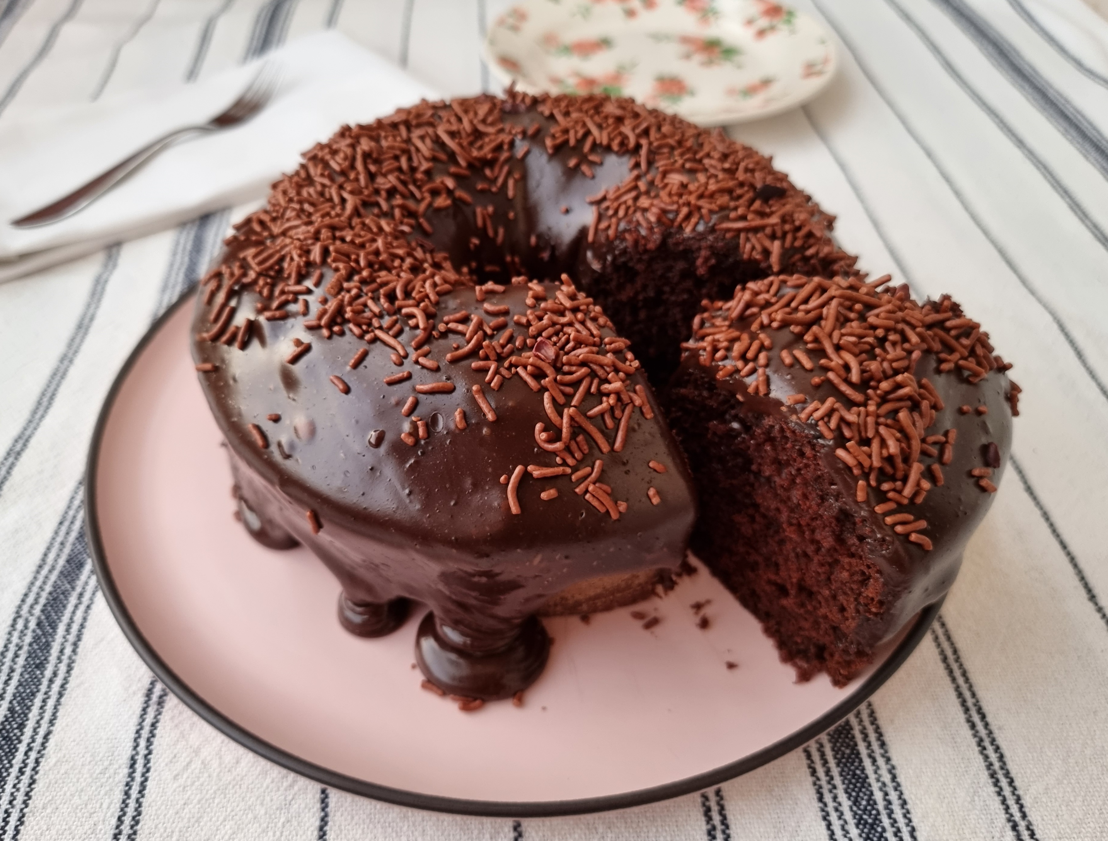 Bolo de chocolate fácil, molhadinho e chocolatudo