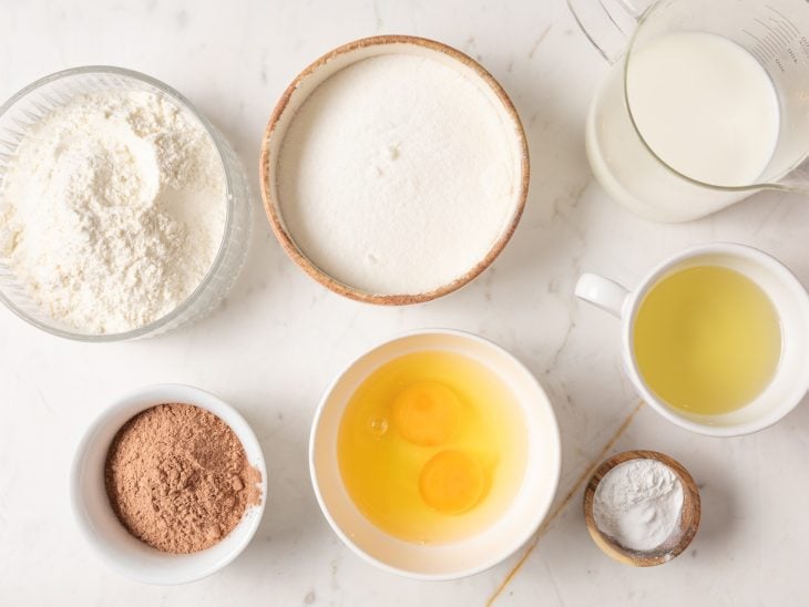 Ingredientes sobre a bancada.