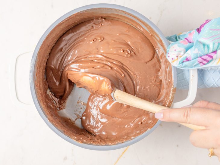 Uma panela com o creme em ponto de brigadeiro.