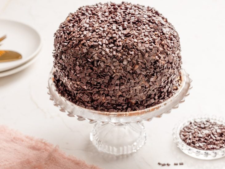 Uma boleira com bolo de chocolate recheado.