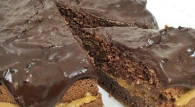 Bolo de chocolate recheado com doce de leite