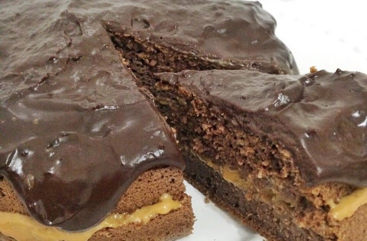 Bolo de chocolate recheado com doce de leite