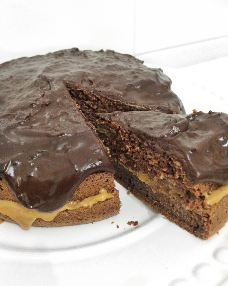 Bolo de chocolate recheado com doce de leite