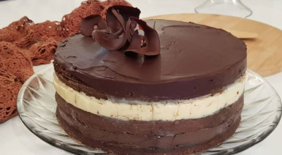 Bolo de chocolate recheado com dois cremes