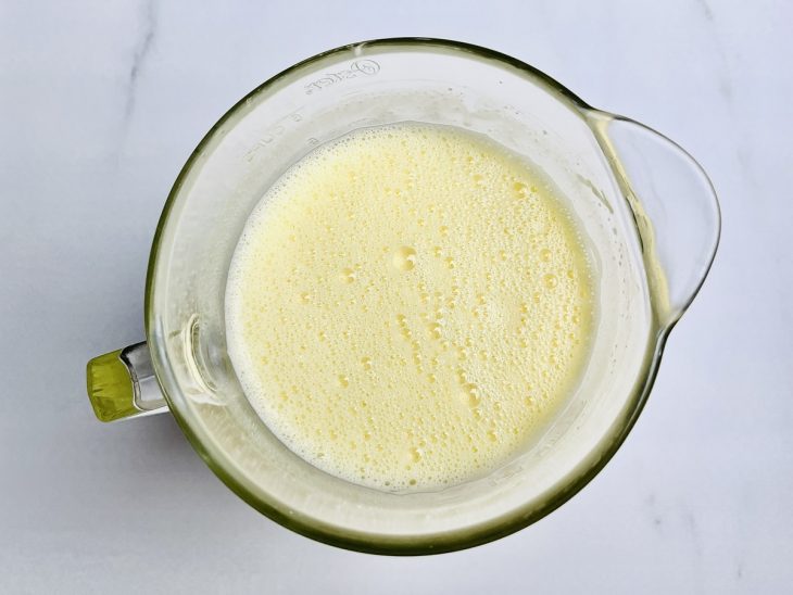 Ovos, óleo, leite e açúcar batidos no liquidificador.