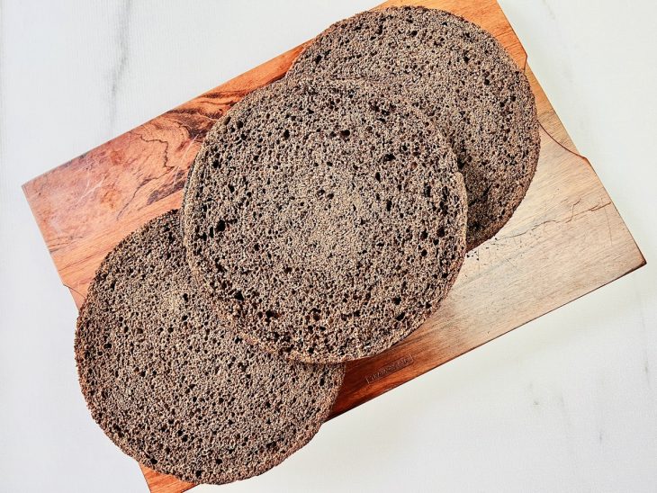 Bolo de chocolate cortado em três partes.